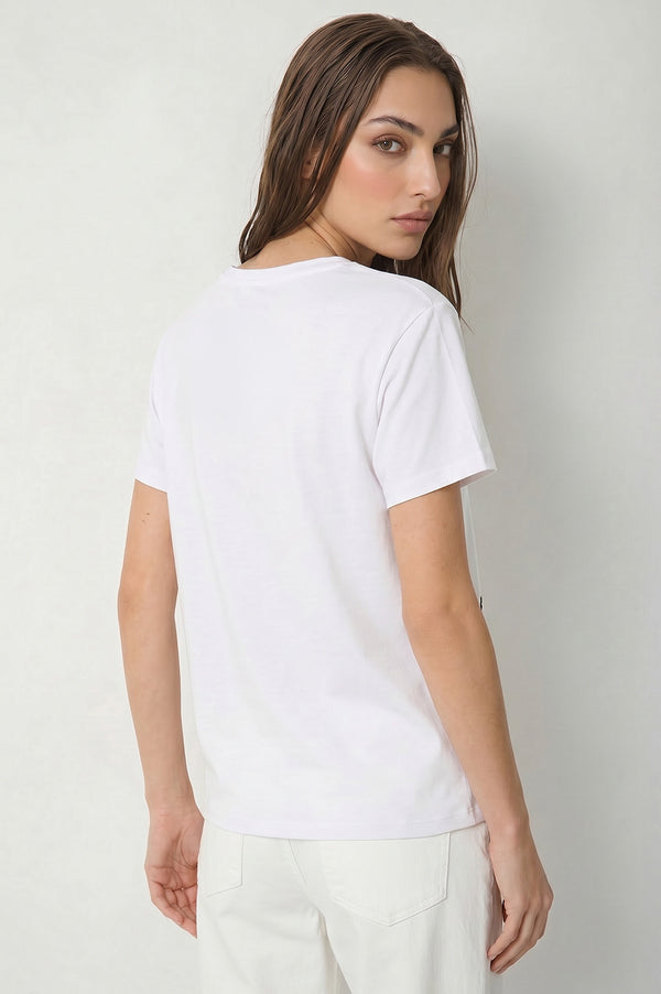 Γυναικείο λευκό T-shirt με V λαιμόκοψη και σχέδιο τριαντάφυλλου στο μπροστινό μέρος.