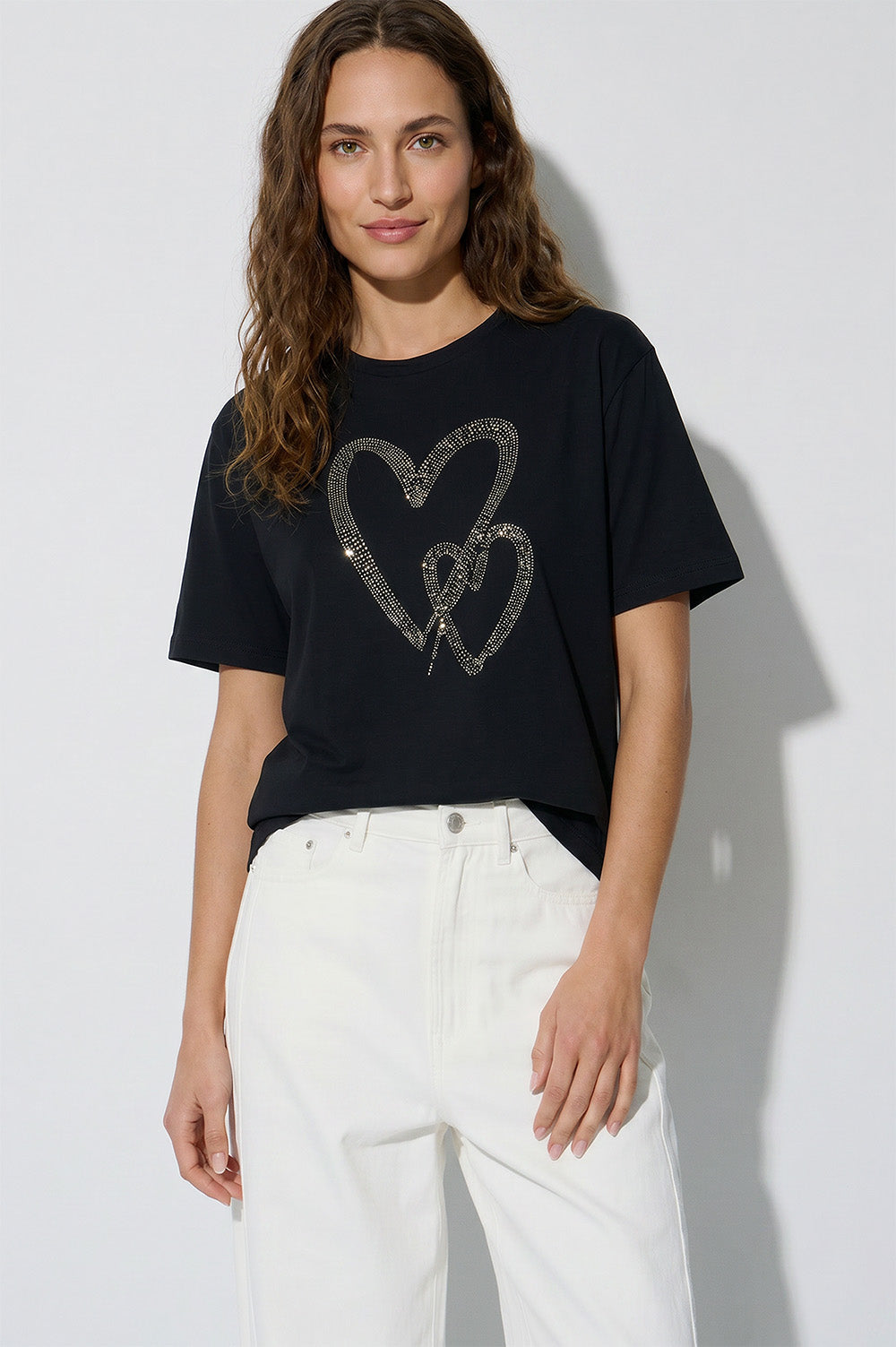 Γυναικείο μαύρο T-shirt με σχέδιο διπλές καρδιές από στρας στο μπροστινό μέρος.