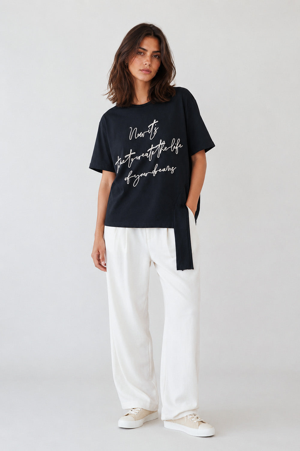 Γυναικείο μαύρο T-shirt με κεντημένο μήνυμα και διακοσμητική πλαϊνή κορδέλα στο τελείωμα.