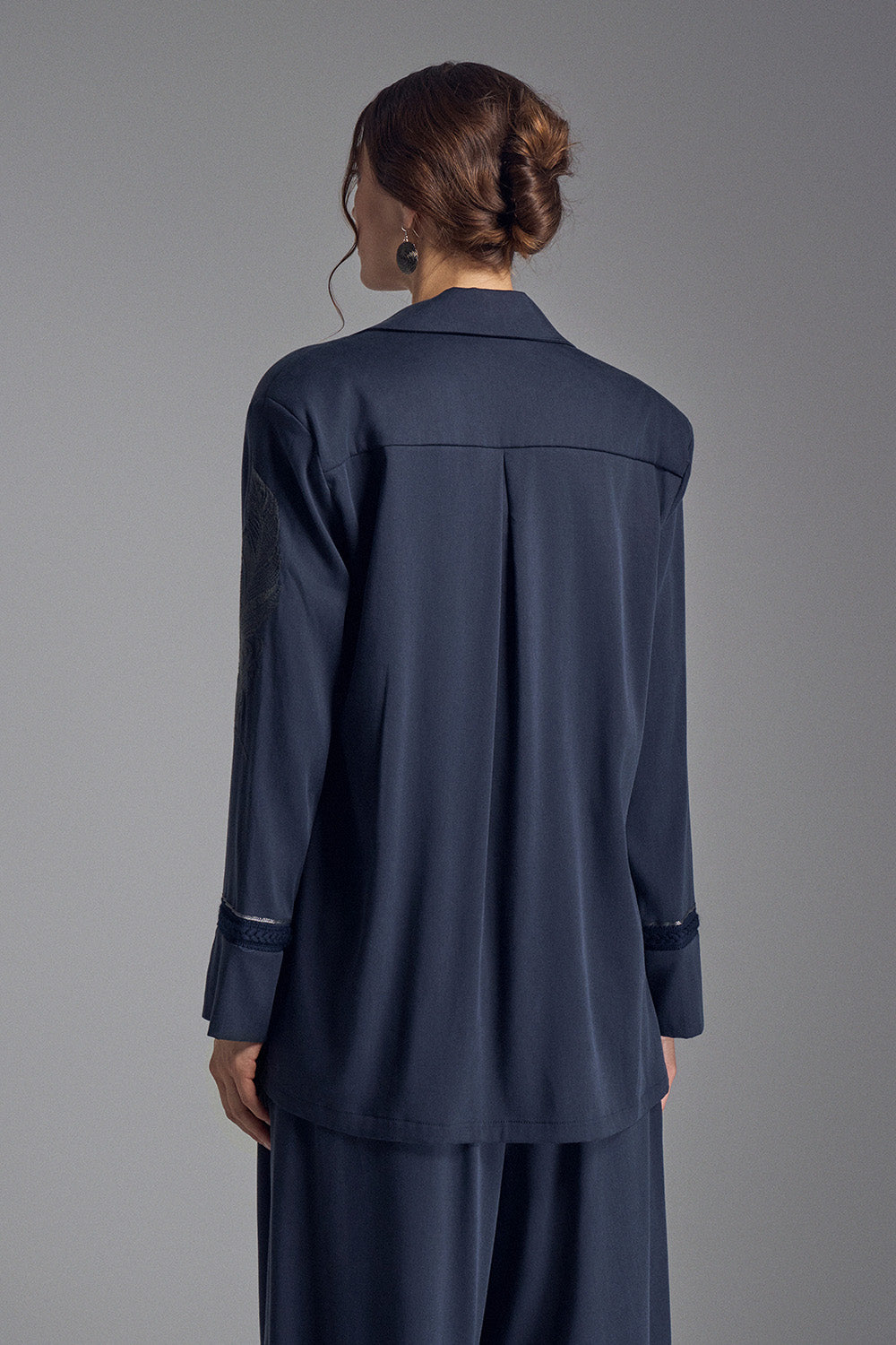 Γυναικείο σκούρο μπλε oversized σακάκι με κέντημα φτερού στο μανίκι και διακοσμητικές μανσέτες.