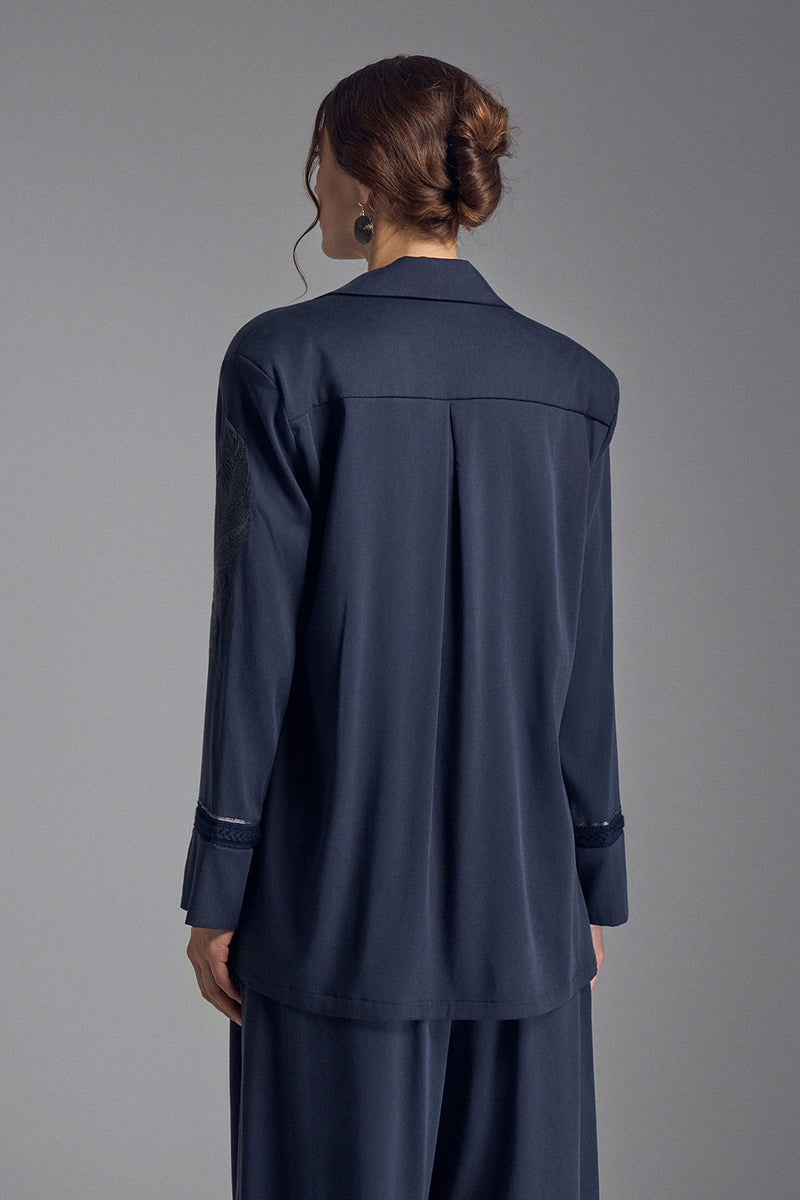 Γυναικείο σκούρο μπλε oversized σακάκι με κέντημα φτερού στο μανίκι και διακοσμητικές μανσέτες.