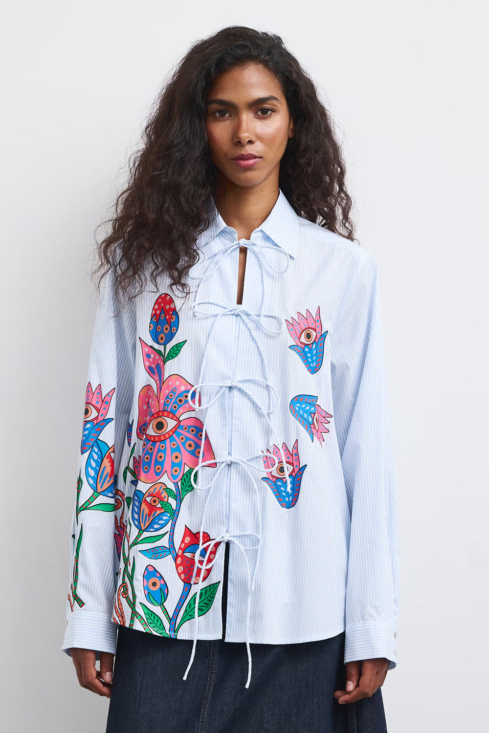 Γυναικείο ριγέ πουκάμισο με πολύχρωμο floral print σε ροζ, μπλε και πράσινες αποχρώσεις και μπροστινό κλείσιμο με κορδόνια και φιόγκους.