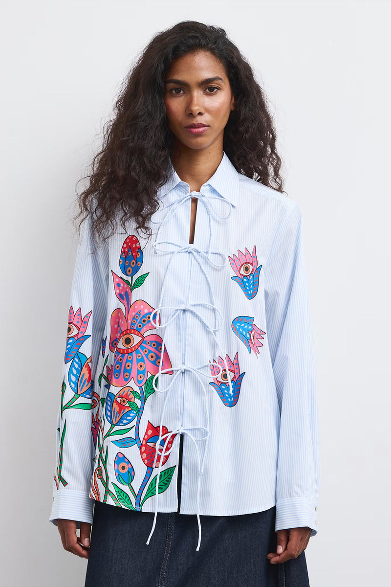 Γυναικείο ριγέ πουκάμισο με πολύχρωμο floral print σε ροζ, μπλε και πράσινες αποχρώσεις και μπροστινό κλείσιμο με κορδόνια και φιόγκους.