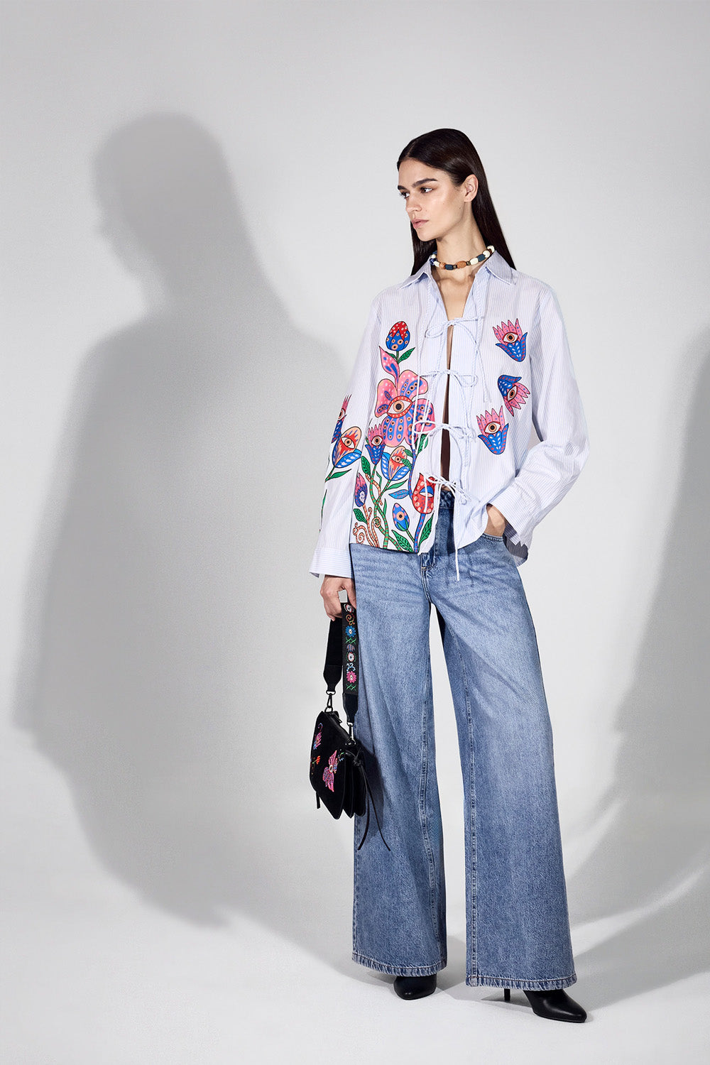 Γυναικείο ριγέ πουκάμισο με πολύχρωμο floral print σε ροζ, μπλε και πράσινες αποχρώσεις και μπροστινό κλείσιμο με κορδόνια και φιόγκους.