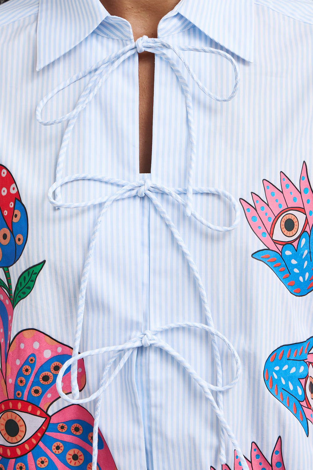 Γυναικείο ριγέ πουκάμισο με πολύχρωμο floral print σε ροζ, μπλε και πράσινες αποχρώσεις και μπροστινό κλείσιμο με κορδόνια και φιόγκους.
