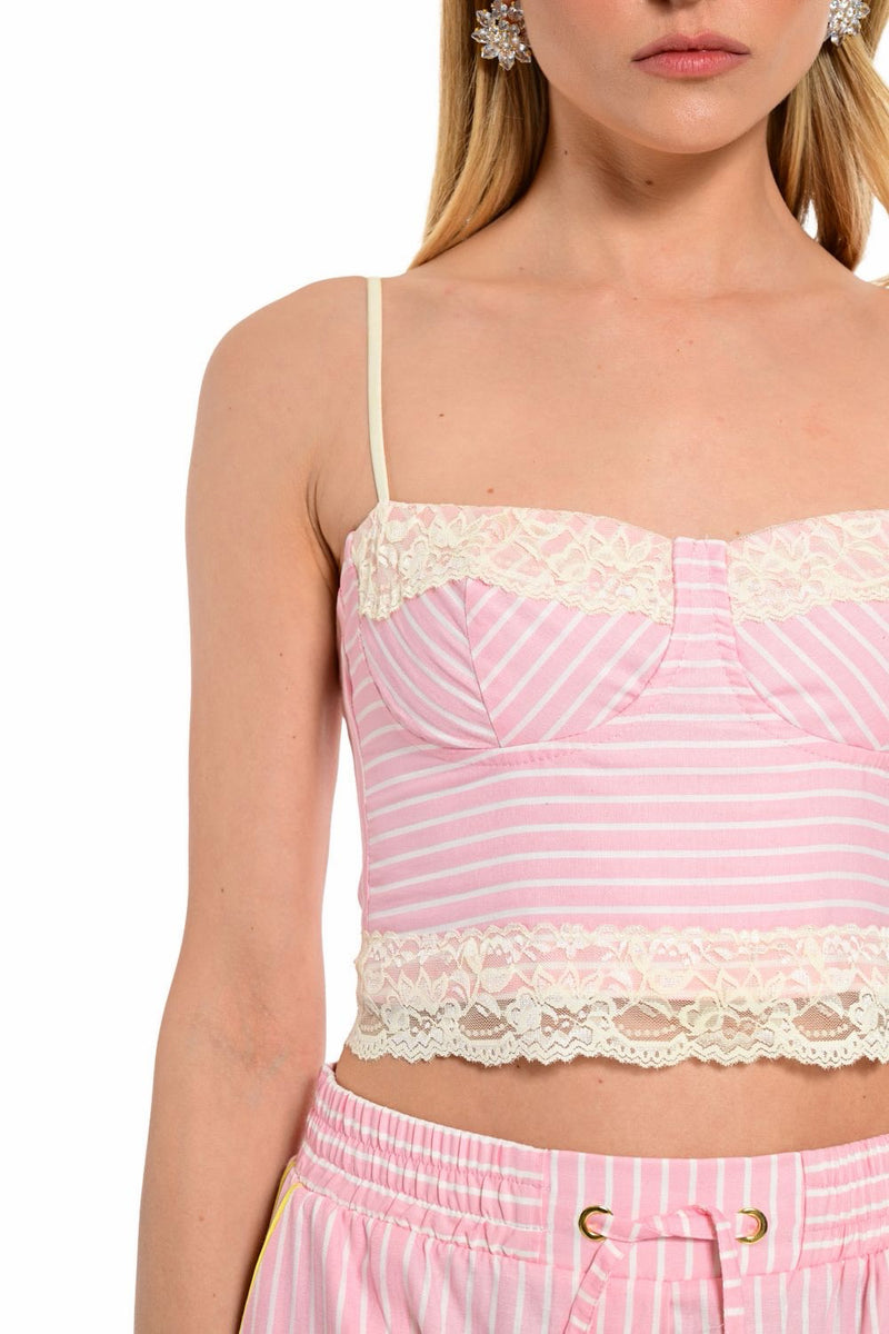 crop top ροζ ριγέ εφαρμοστό φορεμένο σε καλοκαιρινό look