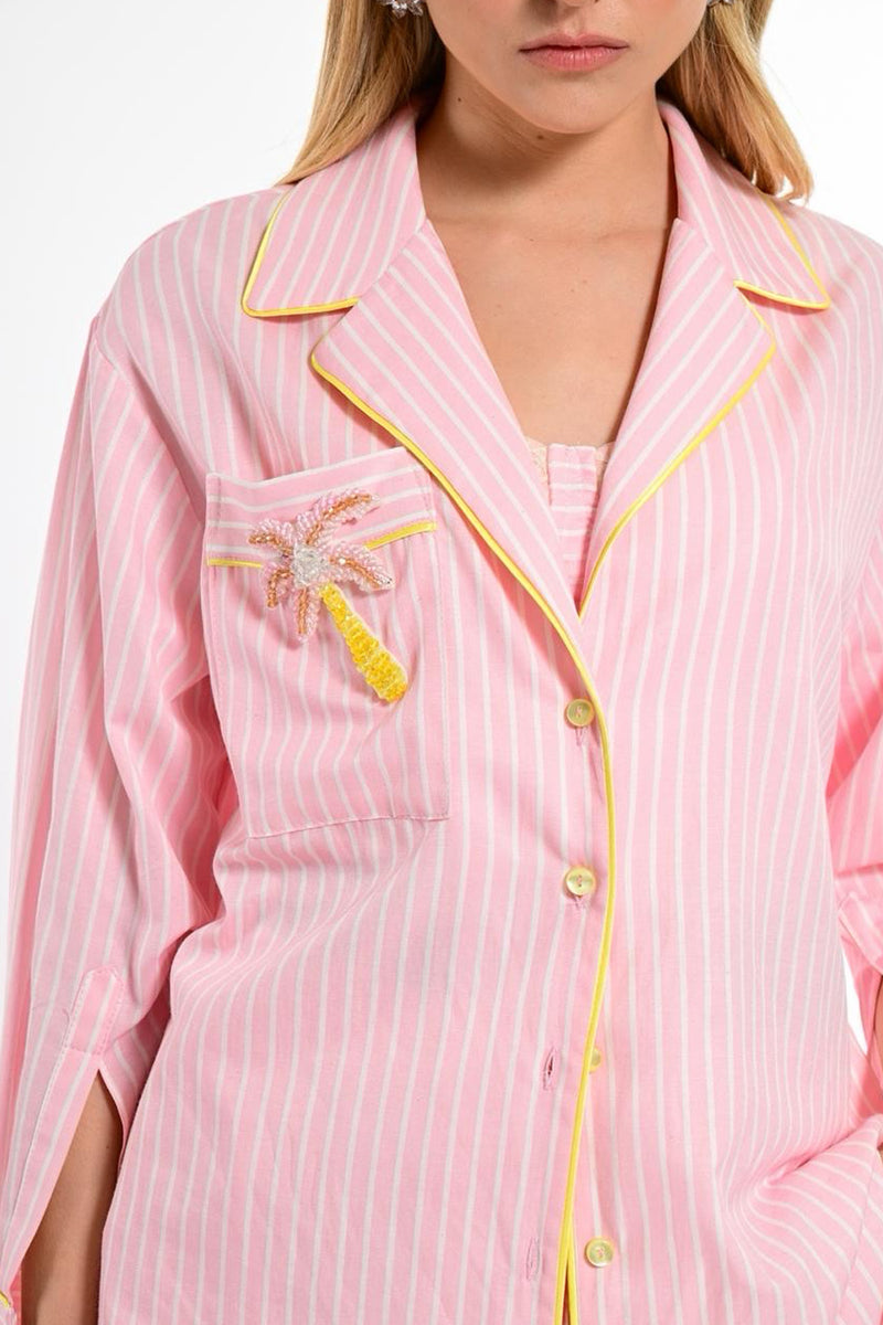 λεπτομέρεια σε ροζ ριγέ πουκάμισο με αντίθεση στο τελείωμα