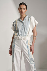 Γυναικείο σετ με μπλούζα με κουκούλα σε γαλάζιο denim και εκρού και παντελόνι με floral λεπτομέρειες