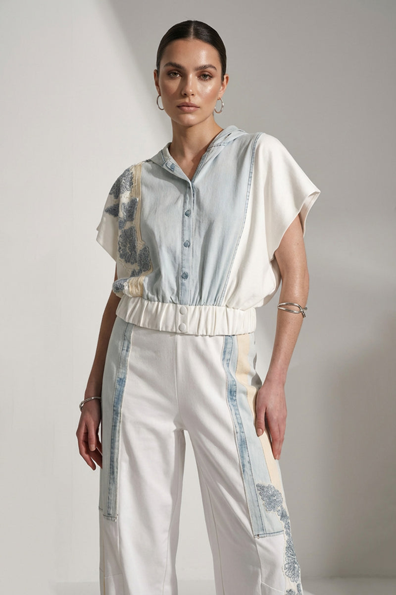 Γυναικείο σετ με μπλούζα με κουκούλα σε γαλάζιο denim και εκρού και παντελόνι με floral λεπτομέρειες