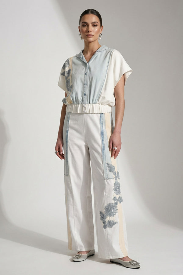Γυναικείο σετ με μπλούζα με κουκούλα σε γαλάζιο denim και εκρού και παντελόνι με floral λεπτομέρειες