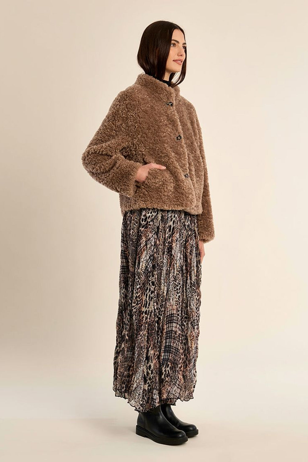 Γυναικείο κοντό teddy jacket σε καφέ απόχρωση με ψηλό γιακά, μακριά μανίκια και πλαϊνές τσέπες.