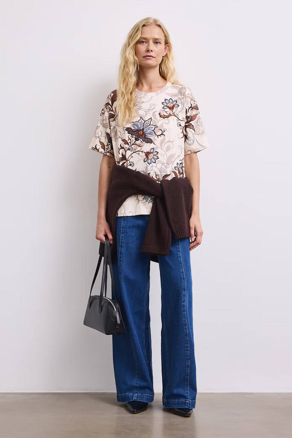 Γυναικείο εκρού T-shirt με floral print σε καφέ και γαλάζιους τόνους, άνετη γραμμή και κοντά μανίκια, πίσω όψη.