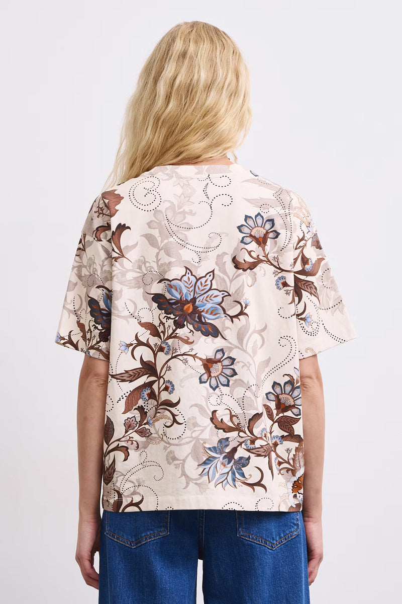 Γυναικείο εκρού T-shirt με floral print σε καφέ και γαλάζιους τόνους, άνετη γραμμή και κοντά μανίκια, πίσω όψη.