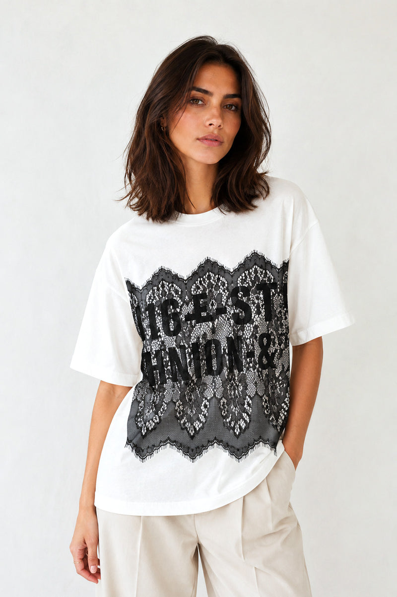 Γυναικείο λευκό oversized T-shirt με μαύρη δαντέλα και τύπωμα στο μπροστινό μέρος.