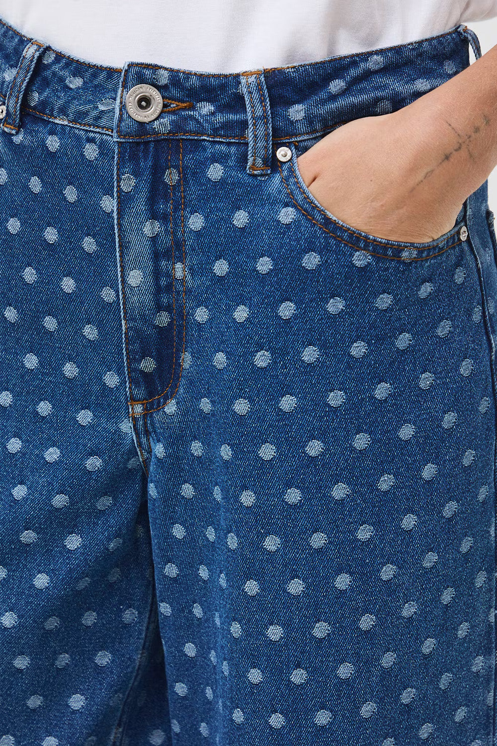 Γυναικείο ψηλόμεσο τζιν παντελόνι σε μπλε denim με πουά σχέδιο, φαρδιά μπατζάκια wide leg και κλασικό κλείσιμο με κουμπί.