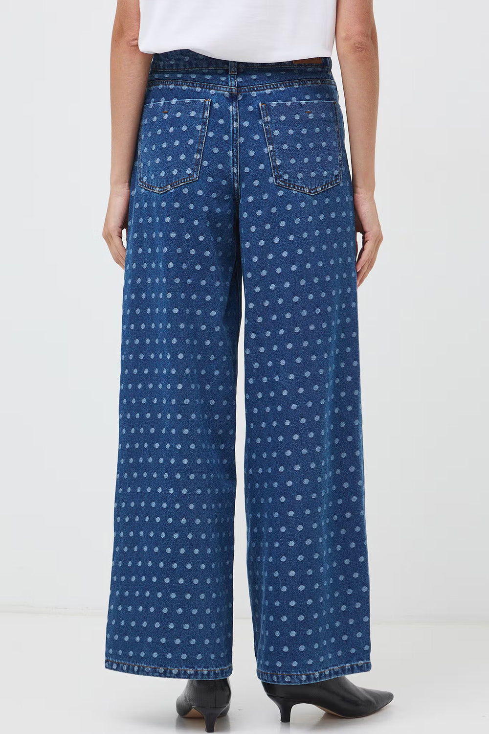 Γυναικείο ψηλόμεσο τζιν παντελόνι σε μπλε denim με πουά σχέδιο, φαρδιά μπατζάκια wide leg και κλασικό κλείσιμο με κουμπί.