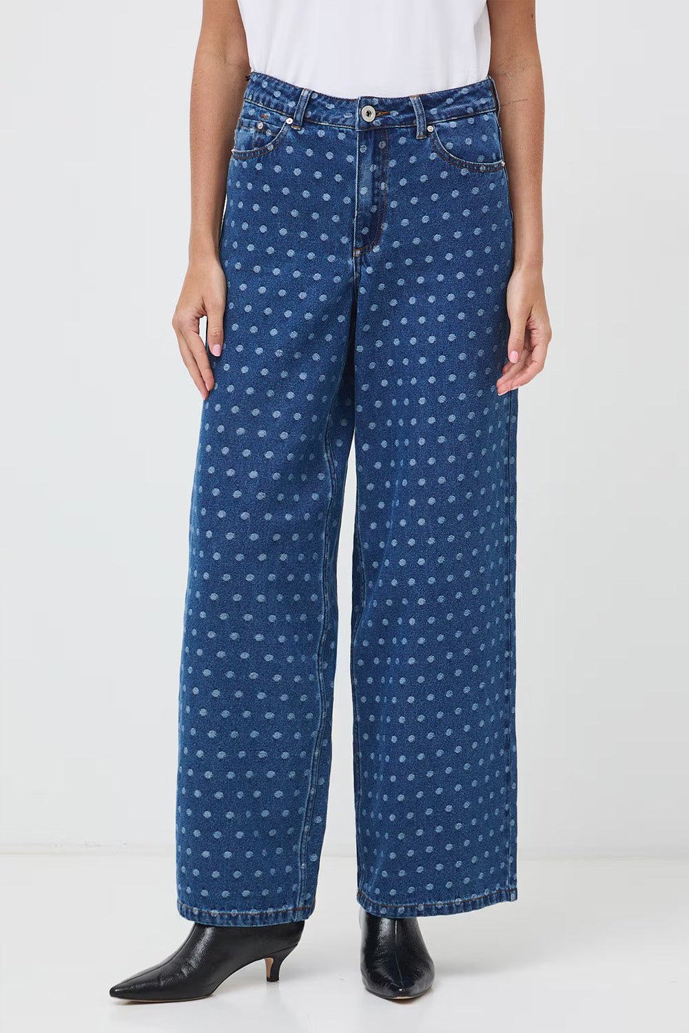 Γυναικείο ψηλόμεσο τζιν παντελόνι σε μπλε denim με πουά σχέδιο, φαρδιά μπατζάκια wide leg και κλασικό κλείσιμο με κουμπί.