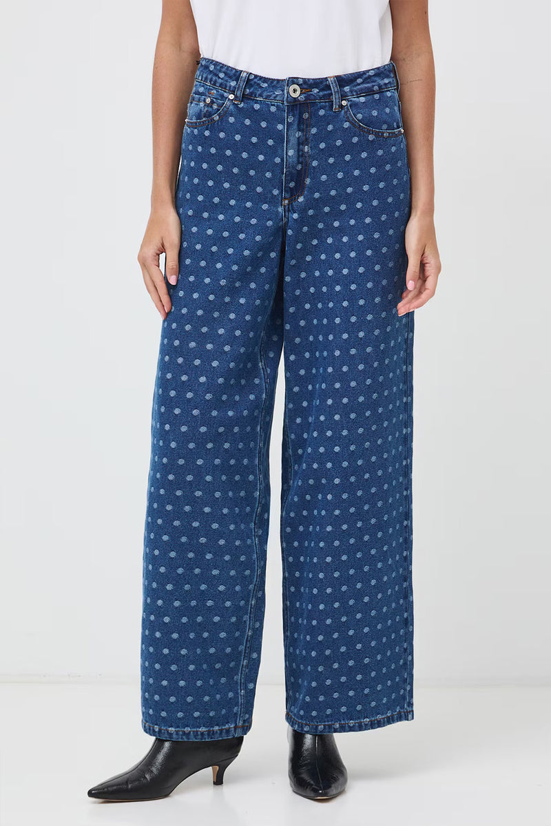 Γυναικείο ψηλόμεσο τζιν παντελόνι σε μπλε denim με πουά σχέδιο, φαρδιά μπατζάκια wide leg και κλασικό κλείσιμο με κουμπί.