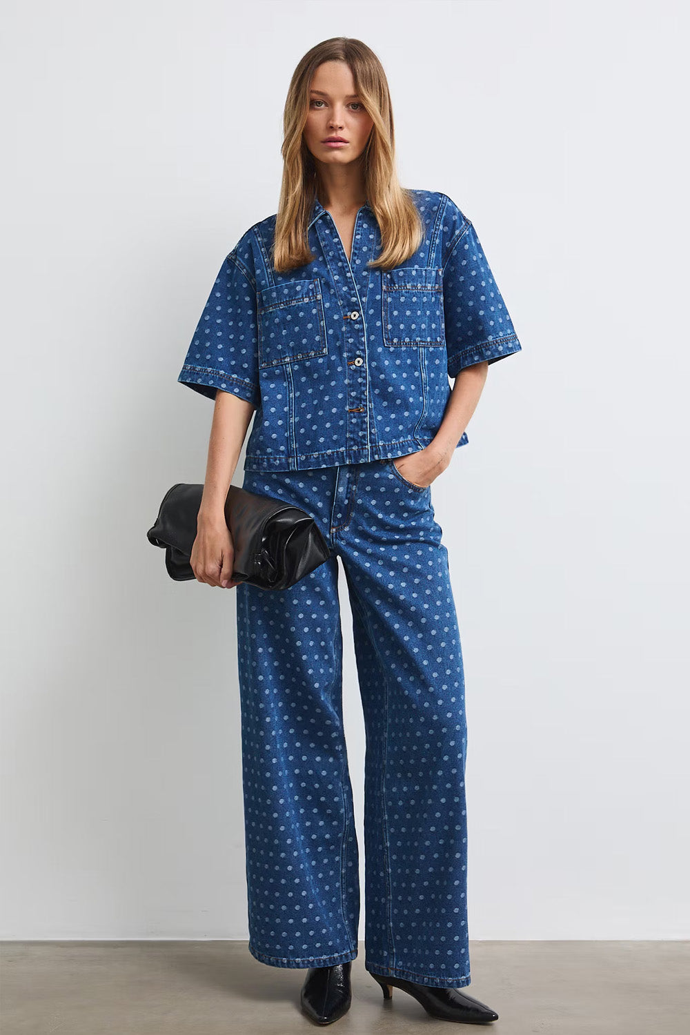 Γυναικείο ψηλόμεσο τζιν παντελόνι σε μπλε denim με πουά σχέδιο, φαρδιά μπατζάκια wide leg και κλασικό κλείσιμο με κουμπί.