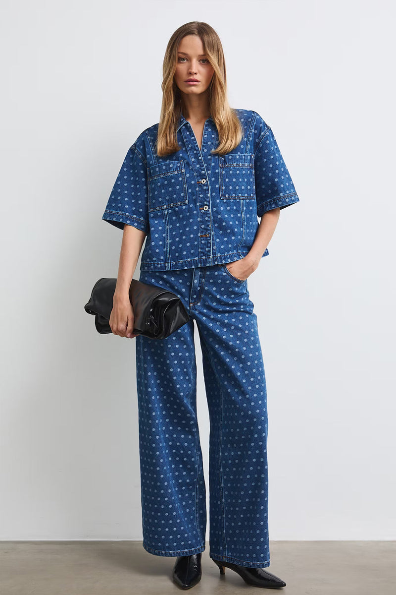 Γυναικείο ψηλόμεσο τζιν παντελόνι σε μπλε denim με πουά σχέδιο, φαρδιά μπατζάκια wide leg και κλασικό κλείσιμο με κουμπί.