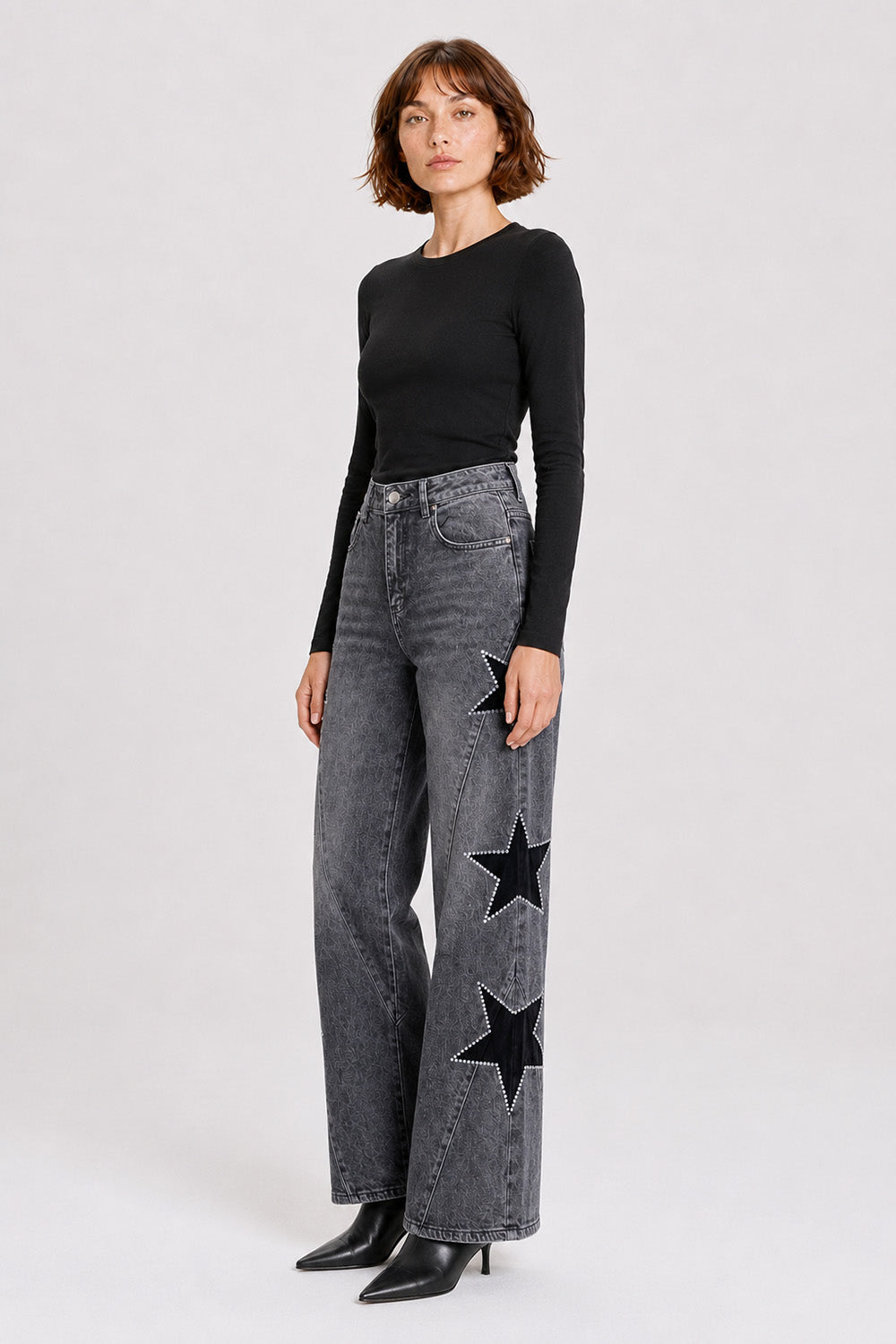 Γυναικείο γκρι wide leg jeans με μαύρα αστέρια και διακοσμητικές λεπτομέρειες strass.