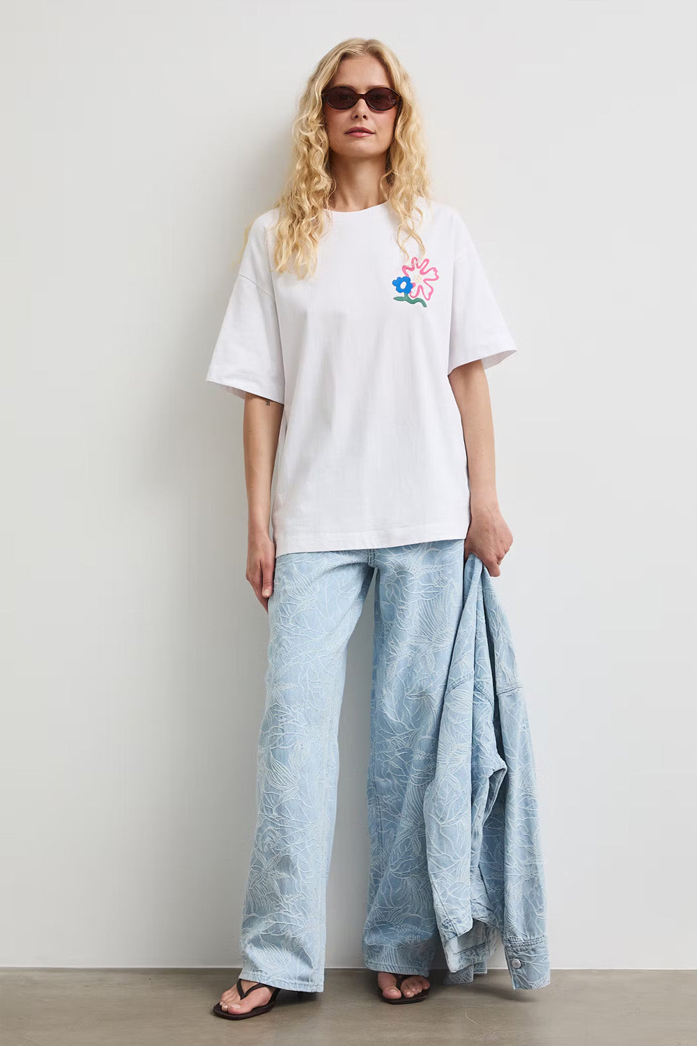 Γυναικείο light blue wide leg τζιν παντελόνι με τονικό floral σχέδιο και μακριά γραμμή