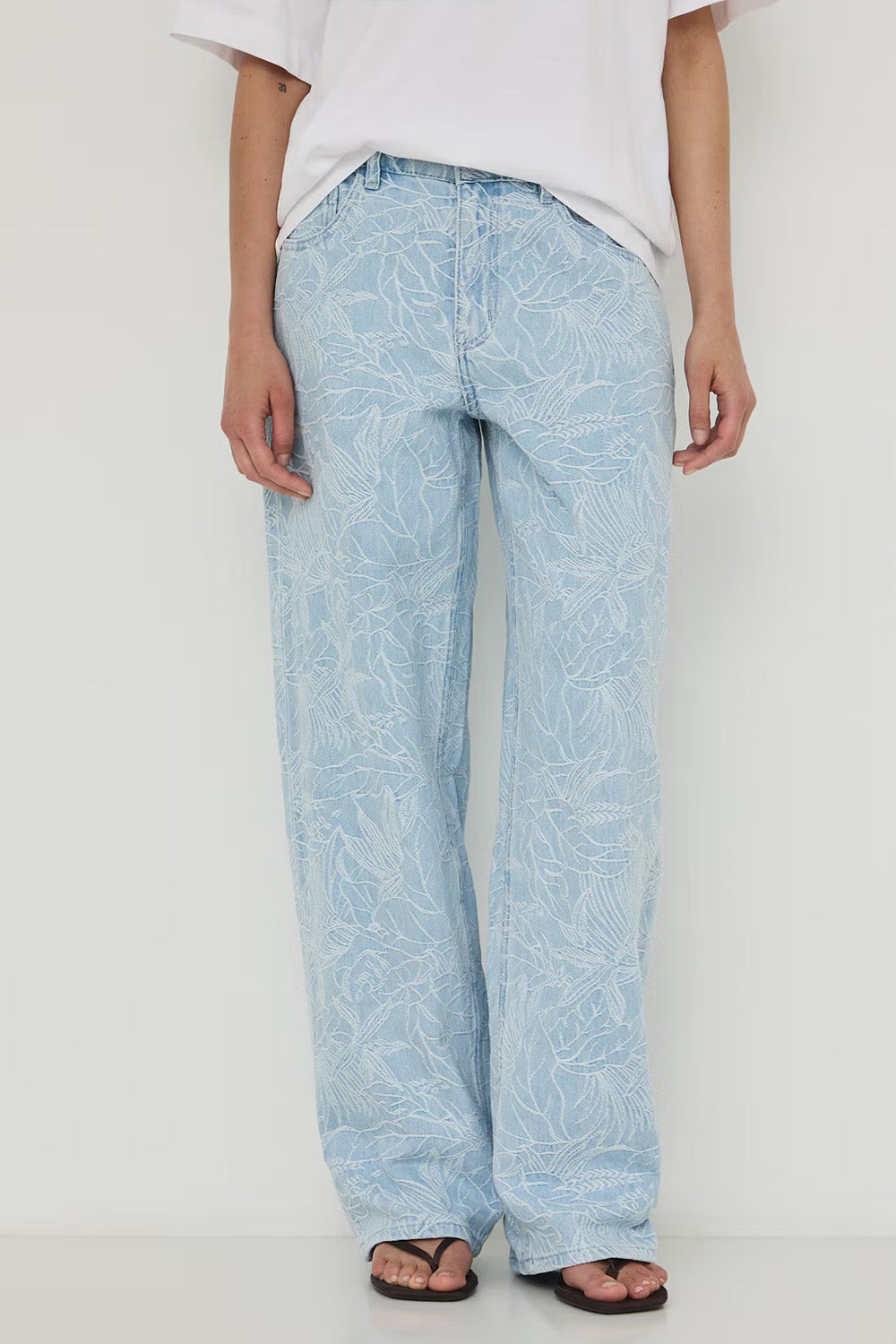 Γυναικείο light blue wide leg τζιν παντελόνι με τονικό floral σχέδιο και μακριά γραμμή