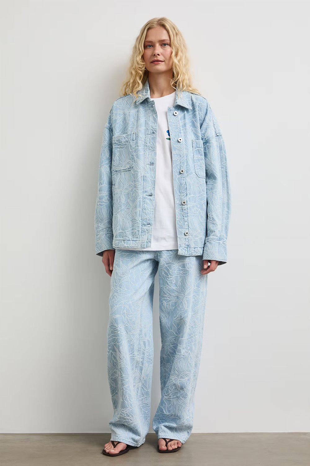 Γυναικείο light blue wide leg τζιν παντελόνι με τονικό floral σχέδιο και μακριά γραμμή