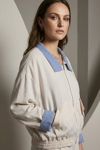 Γυναικείο jacket διπλής όψης μπεζ και καρό σιέλ με φερμουάρ και λάστιχο στη μέση.