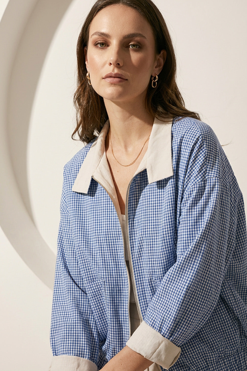 Γυναικείο jacket διπλής όψης μπεζ και καρό σιέλ με φερμουάρ και λάστιχο στη μέση.