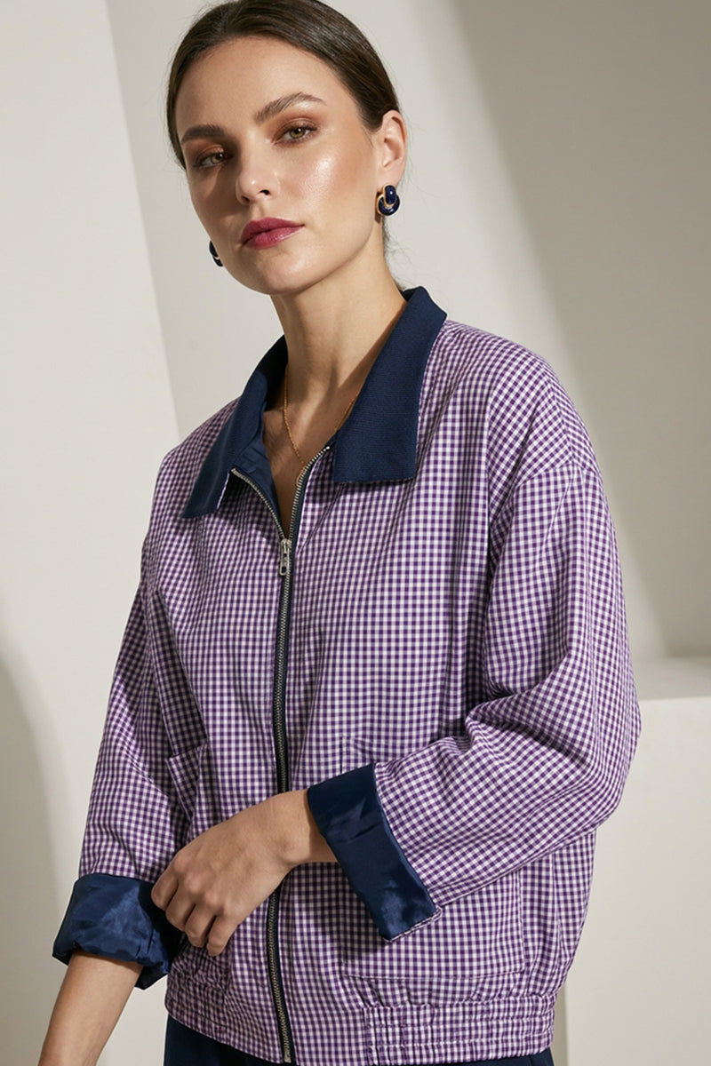 Γυναικείο jacket διπλής όψης καρό μωβ-λευκό με navy λεπτομέρειες και φερμουάρ μπροστά.