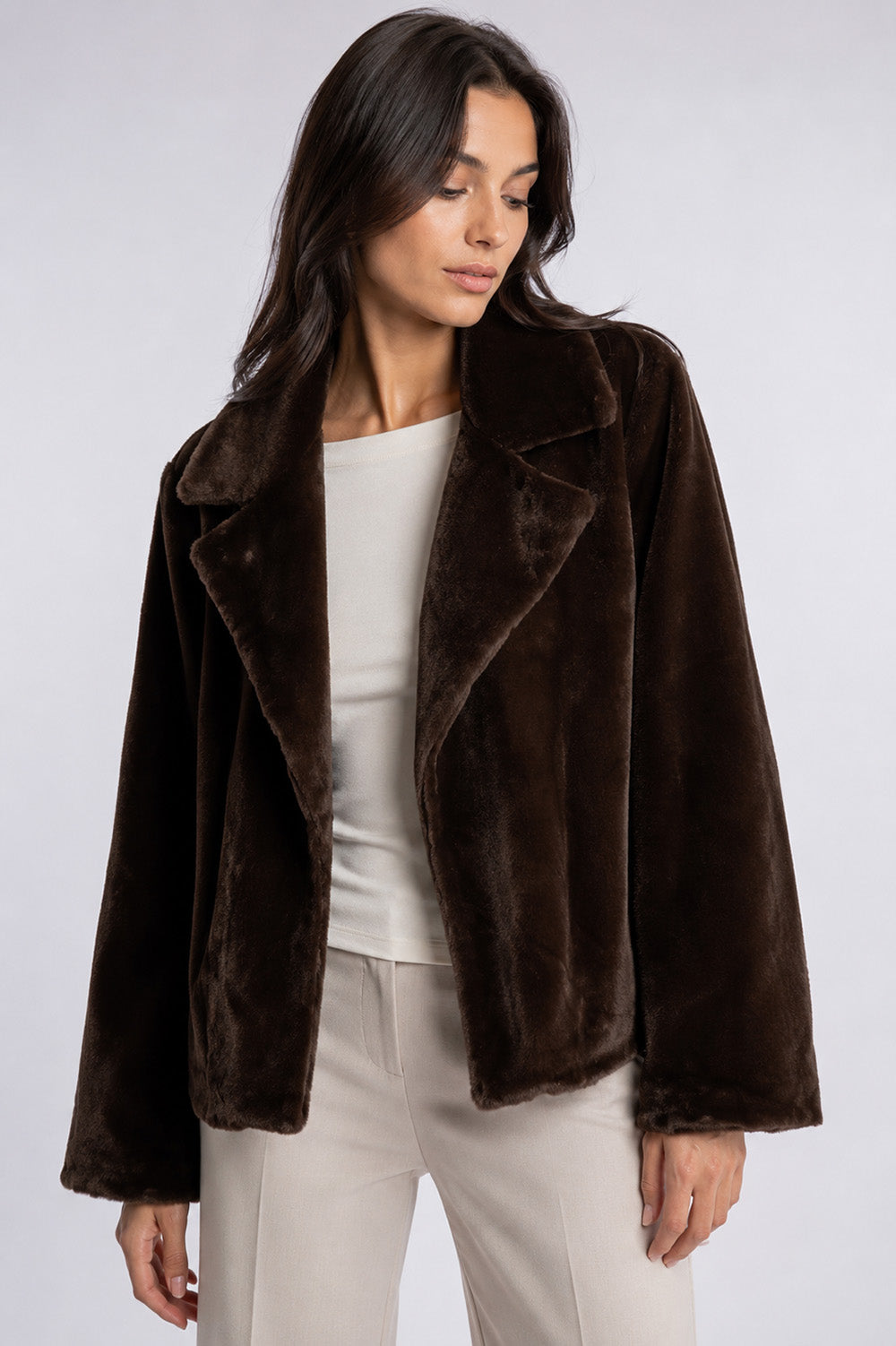 Γυναικείο jacket από συνθετική γούνα σε σκούρο καφέ με πέτο γιακά.