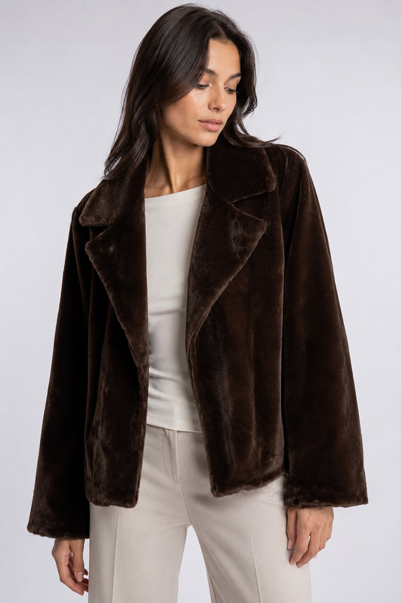 Γυναικείο jacket από συνθετική γούνα σε σκούρο καφέ με πέτο γιακά.