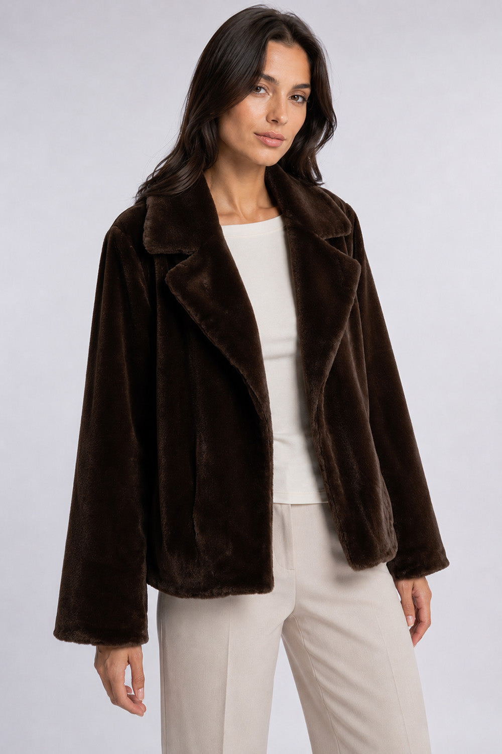 Γυναικείο jacket από συνθετική γούνα σε σκούρο καφέ με πέτο γιακά.