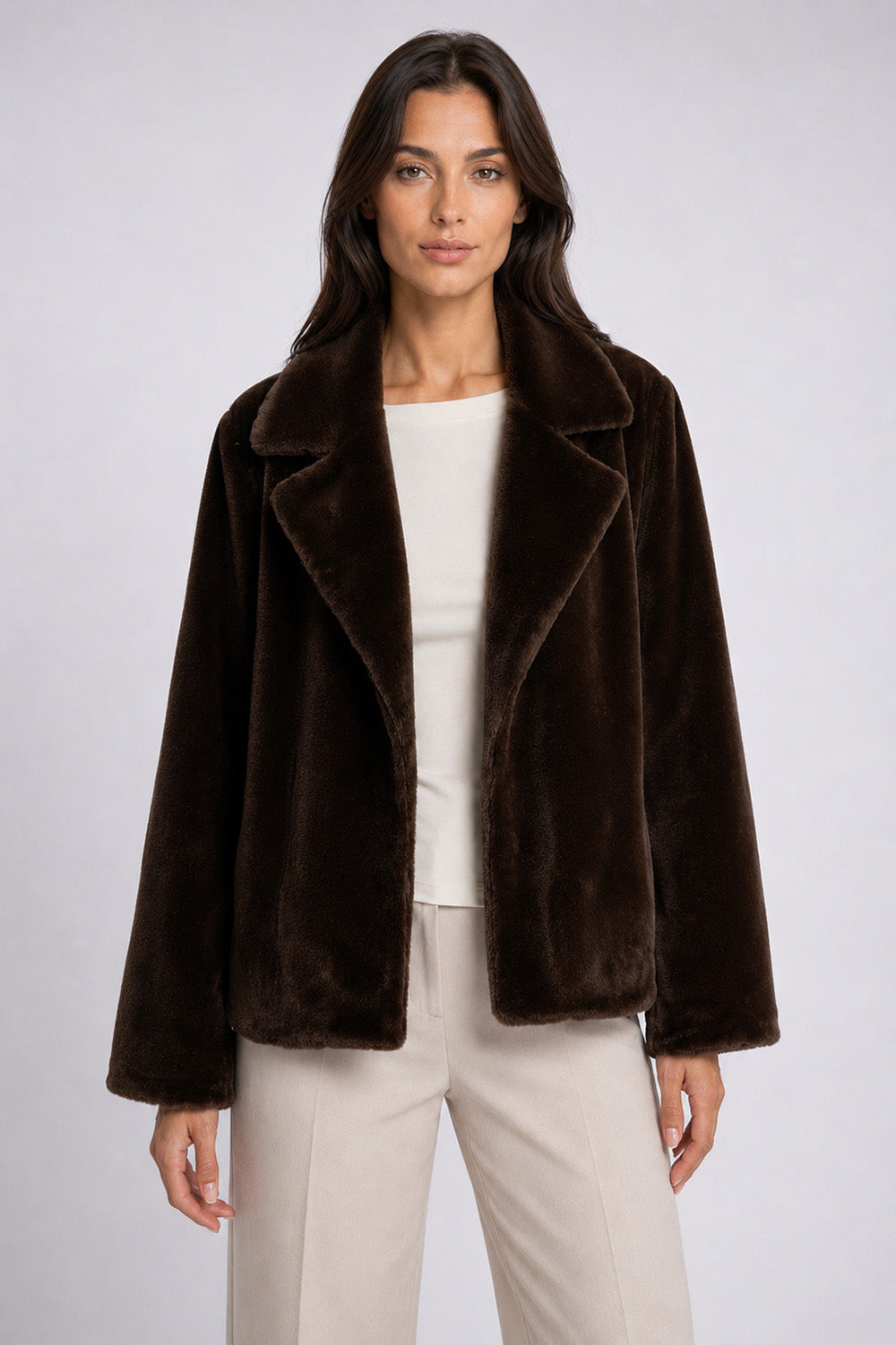 Γυναικείο jacket από συνθετική γούνα σε σκούρο καφέ με πέτο γιακά.
