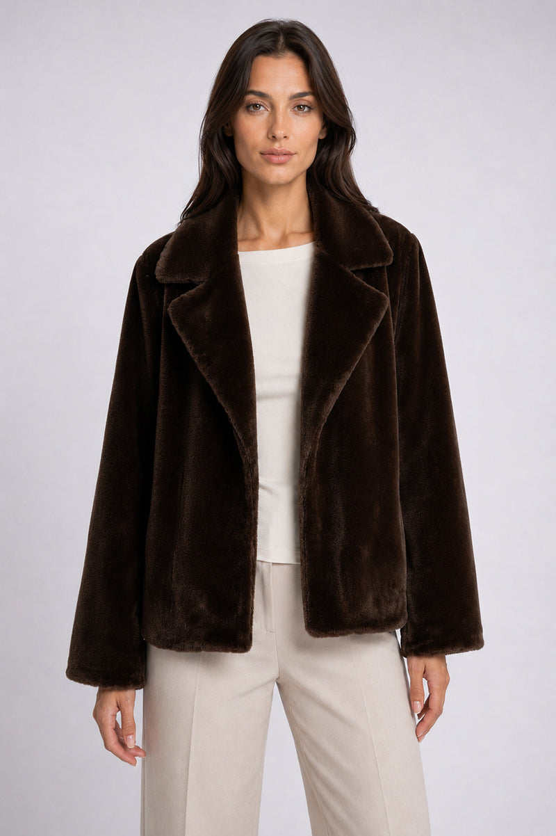 Γυναικείο jacket από συνθετική γούνα σε σκούρο καφέ με πέτο γιακά.