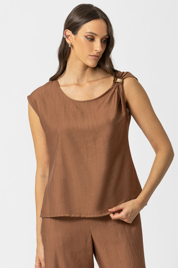 καφέ αμάνικη μπλούζα με μεταλλική αγκράφα στον ώμο