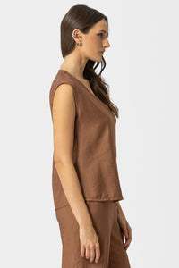 καφέ αμάνικη μπλούζα με μεταλλική αγκράφα στον ώμο