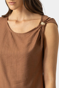 καφέ αμάνικη μπλούζα με μεταλλική αγκράφα στον ώμο