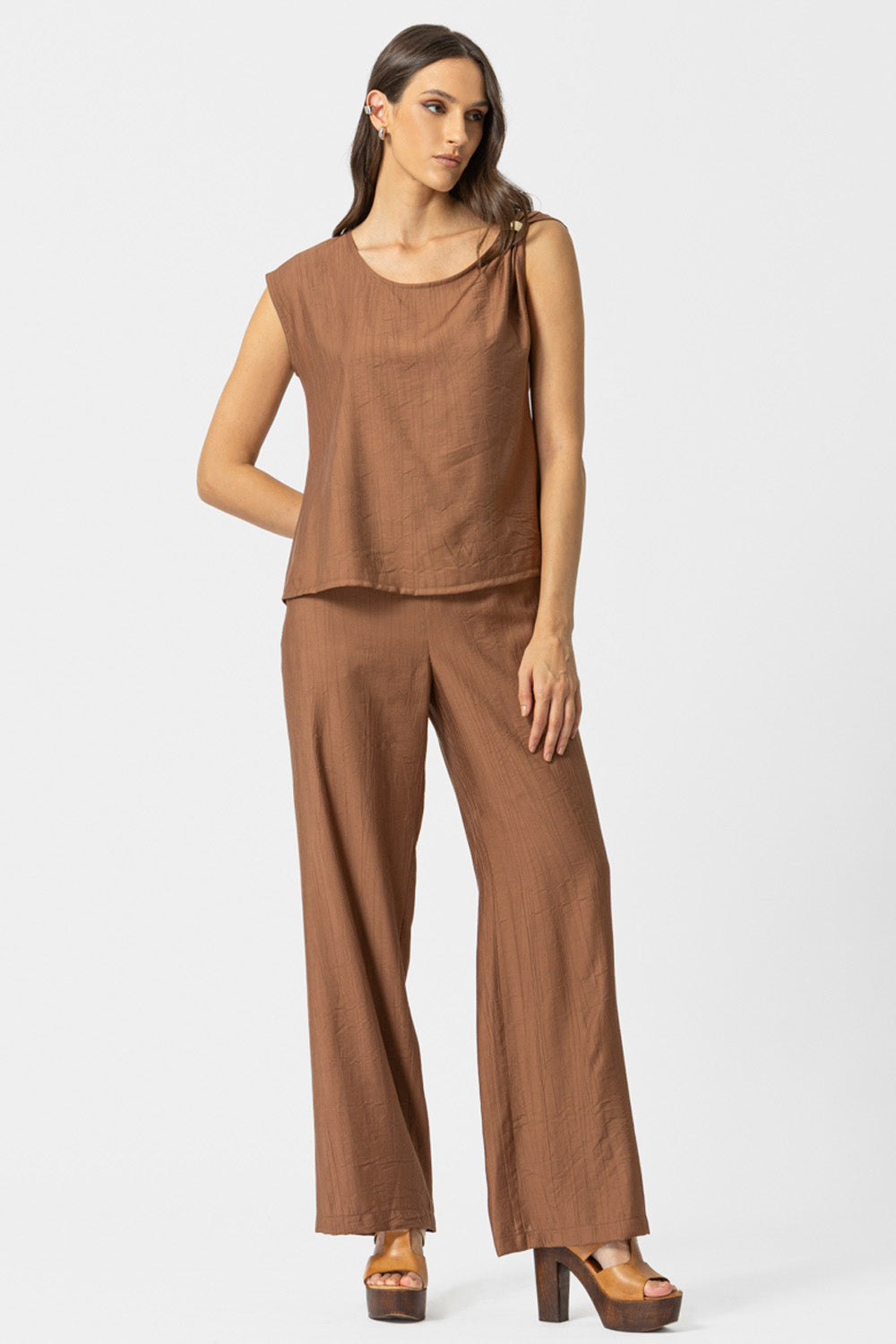 καφέ αμάνικη μπλούζα με μεταλλική αγκράφα στον ώμο