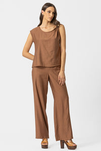 καφέ αμάνικη μπλούζα με μεταλλική αγκράφα στον ώμο