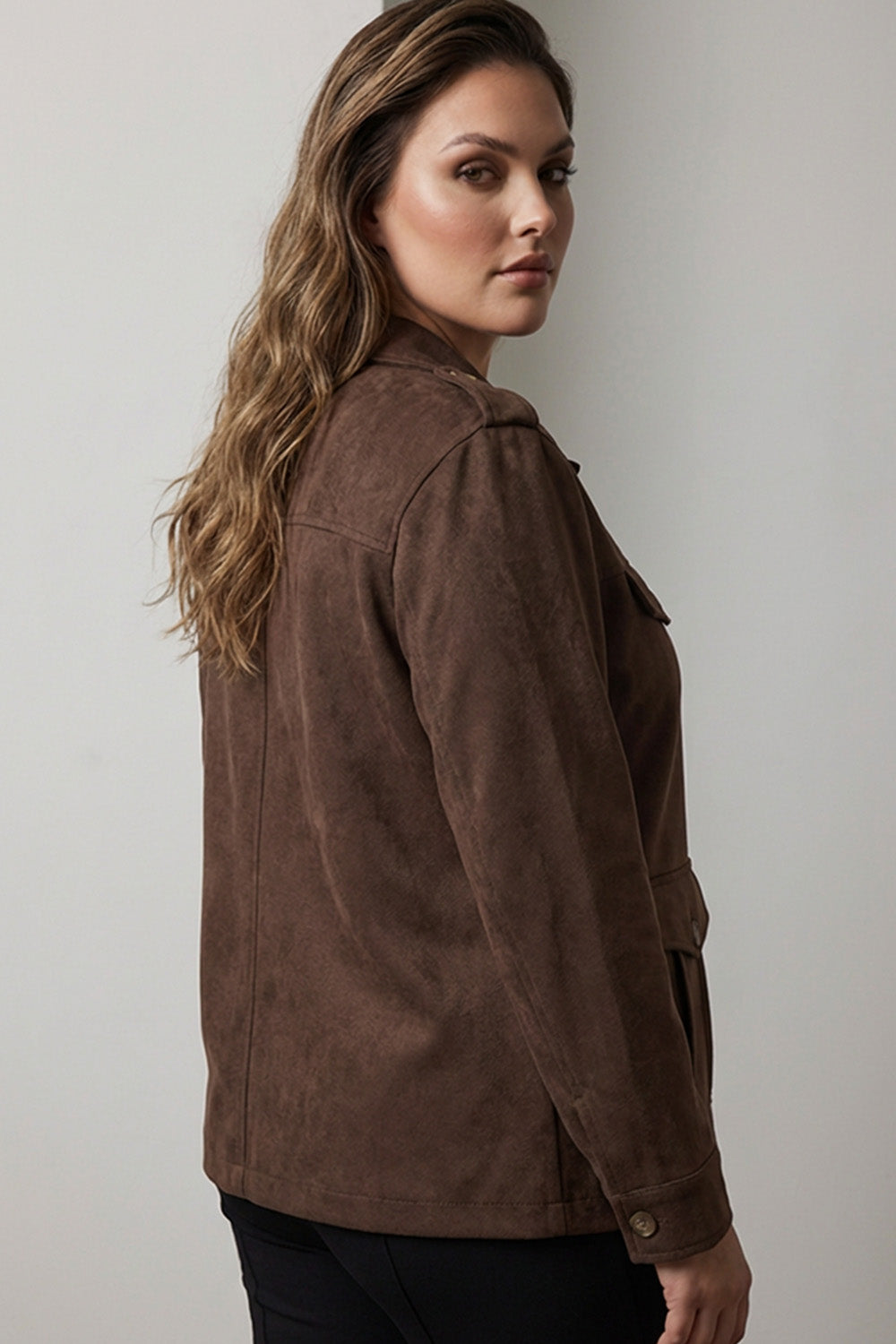 Καφέ γυναικείο jacket σε πουκαμισόγραμμη γραμμή με κουμπιά και τσέπες, φορεμένο από μοντέλο.