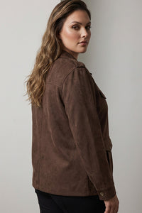 Καφέ γυναικείο jacket σε πουκαμισόγραμμη γραμμή με κουμπιά και τσέπες, φορεμένο από μοντέλο.