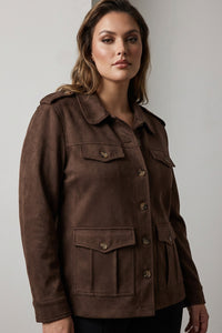 Καφέ γυναικείο jacket σε πουκαμισόγραμμη γραμμή με κουμπιά και τσέπες, φορεμένο από μοντέλο.