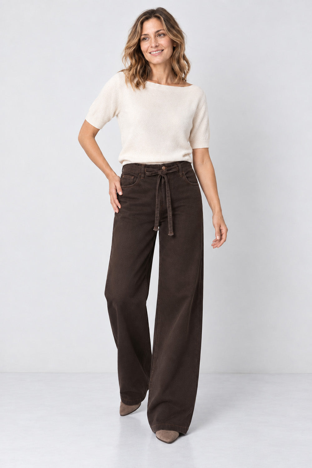 Καφέ wide leg παντελόνι denim σε ολόσωμη μπροστινή όψη