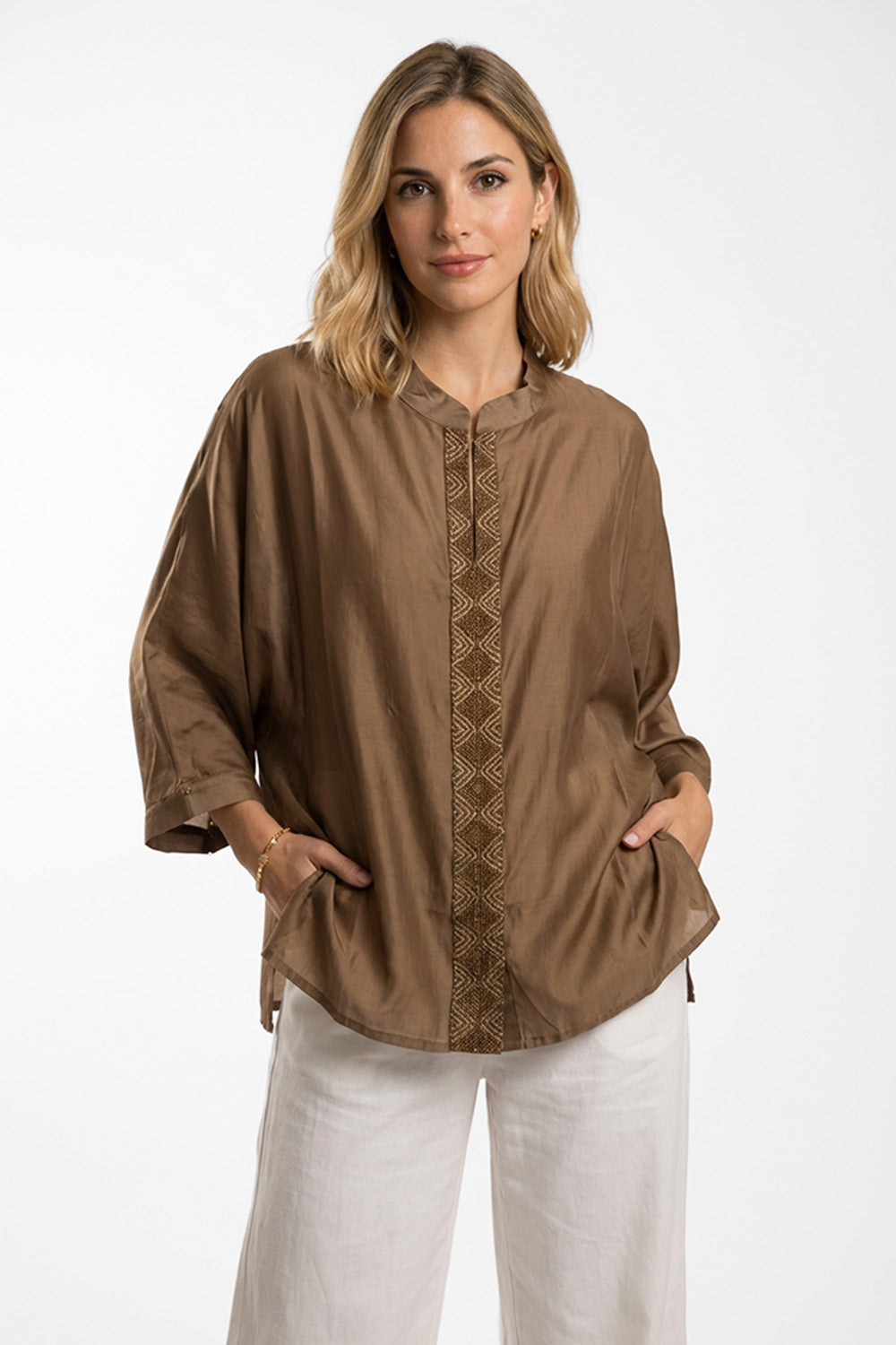 Loose Πουκαμίσα σε Καφέ Απόχρωση με Διακοσμητική Τρέσα worn by a woman, showcasing its elegant design and relaxed fit.