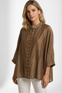 Loose Πουκαμίσα σε Καφέ Απόχρωση με Διακοσμητική Τρέσα worn by a model, highlighting its elegant design and comfort.