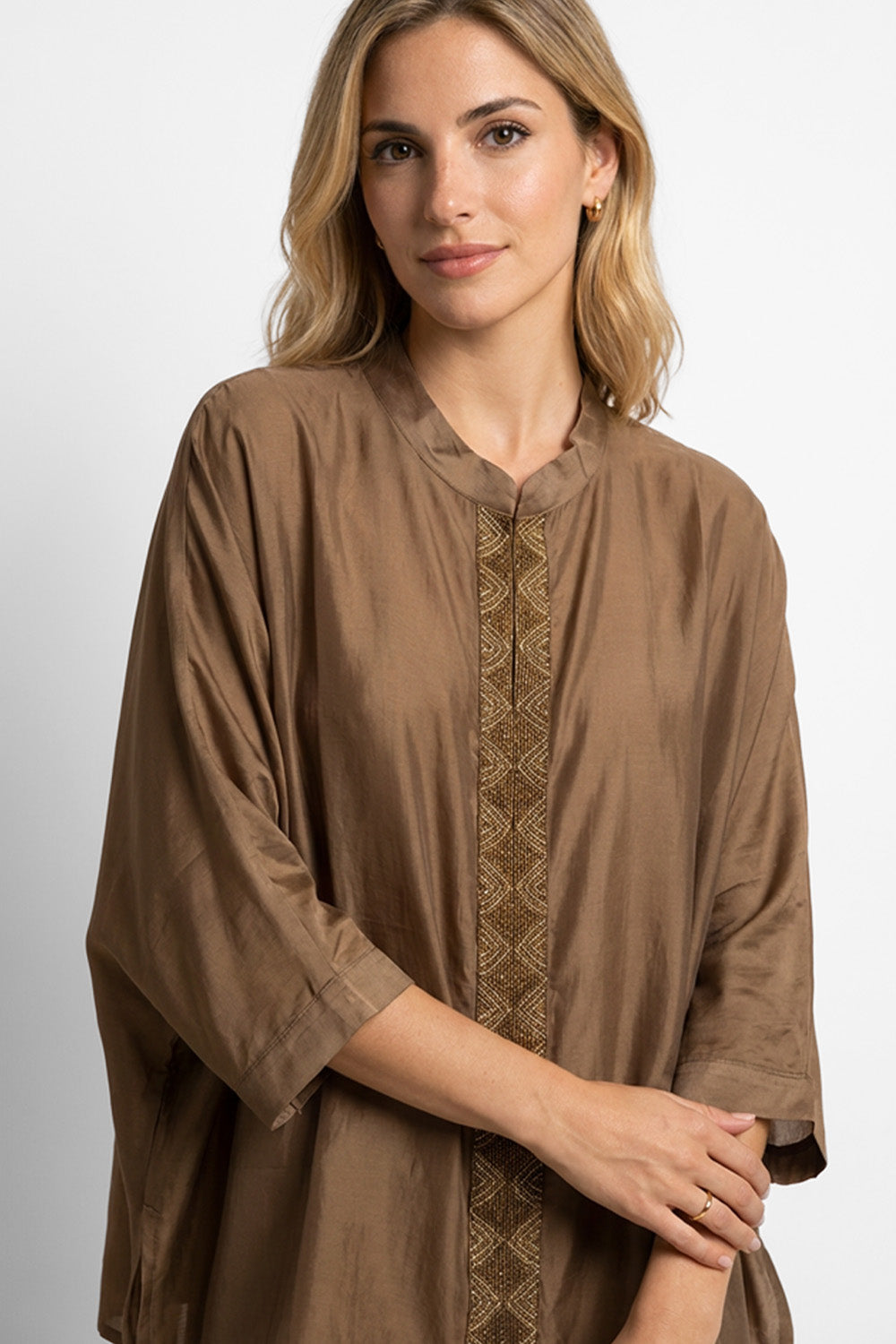 Loose Πουκαμίσα σε Καφέ Απόχρωση με Διακοσμητική Τρέσα, άνετη και κομψή επιλογή.