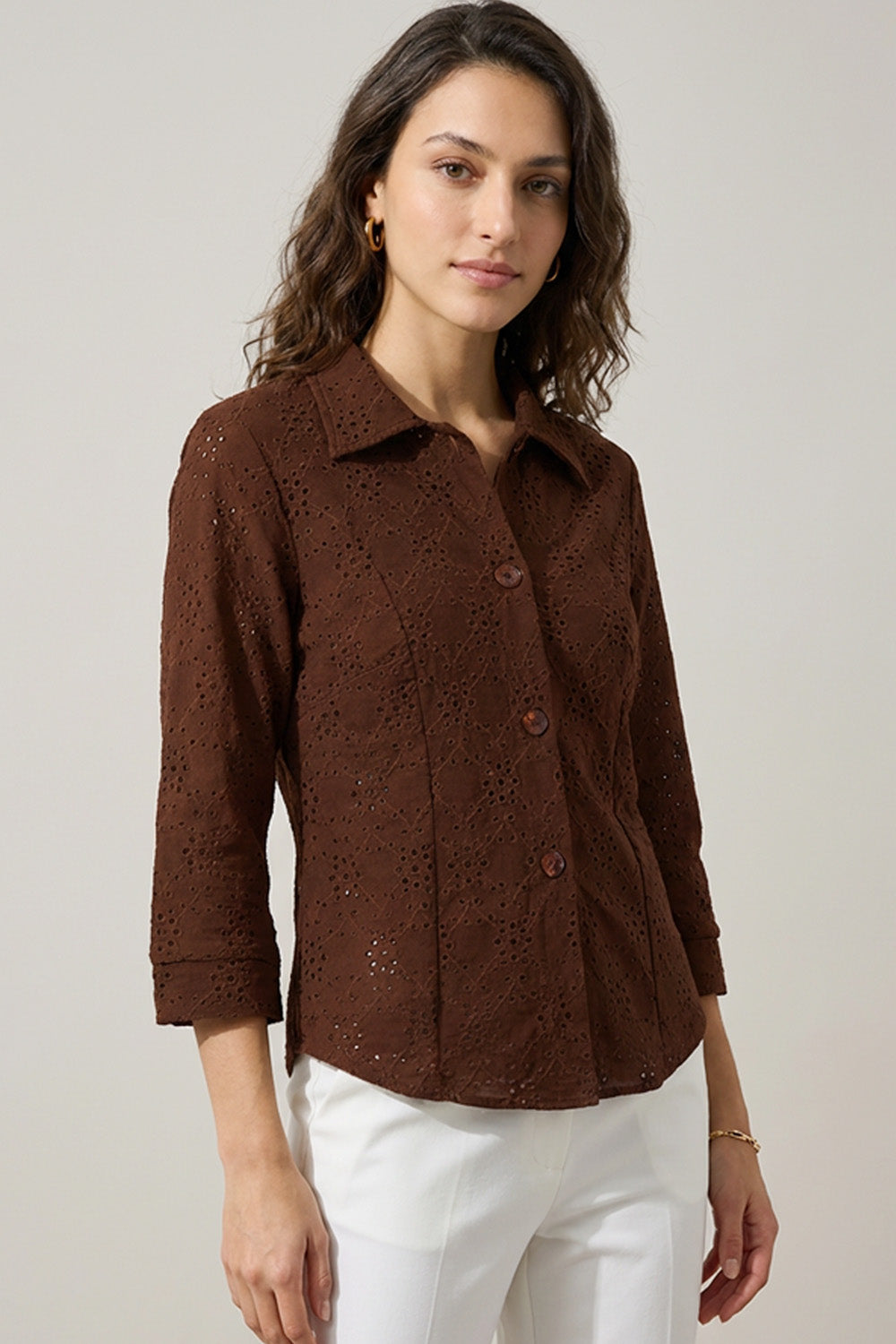 Γυναικείο καφέ πουκάμισο με γιακά και κουμπιά