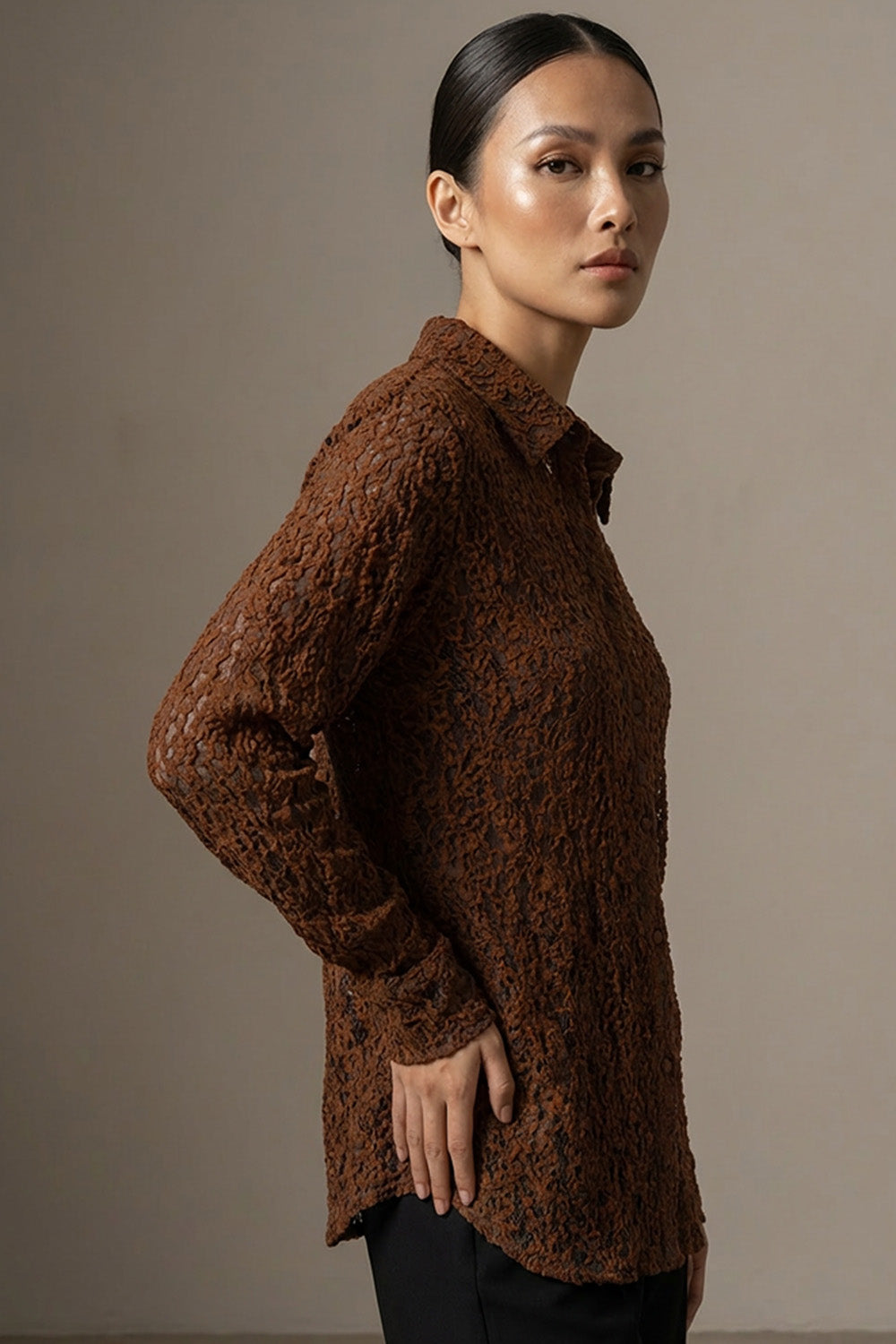 “Καφέ πουκάμισο δαντέλα με ανάγλυφη υφή και άνετη γραμμή σε studio φωτογράφιση”